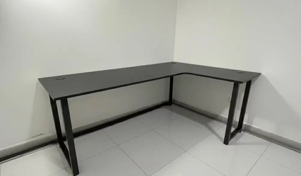 MEJA KERJA L PANJANG DAN LUAS