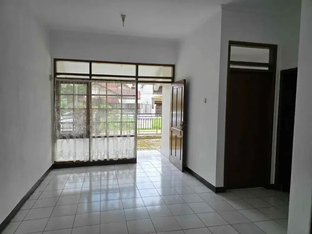 Tki 2 kuda 
Dijual 

Lt 157
Lb 120
Lebar muka 9
KT 2
KM 1
Air jetpump, sdh ada jalur pdam kab bdg
Listrik 1300 prabayar
Carport 1
Garasi dalam 1
Hadap  selatan
Seritifikat shm

Harga 1.2 m
LN/YL