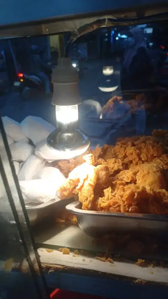 Dibutuhkan karyawan untuk jualan Ayam Geprek dan Dimsum