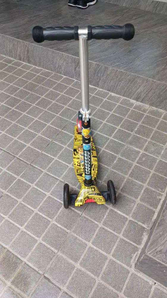 Skuter Anak 3 Roda Motif Caution Keren – Stabil & Siap Pakai!