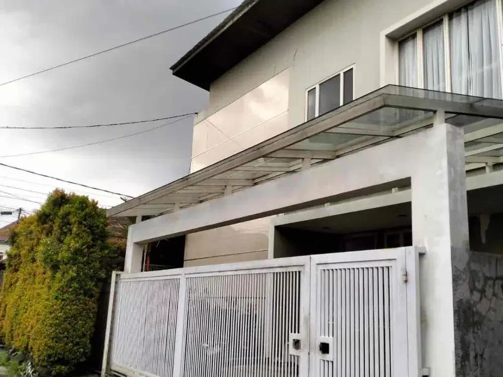 For Sale 
rumah hoek
semi furnsihed
TKl 3

Lt 240
Lb 300
2lt
kt 3+1
km 2+1
sible
10500wt
selatan 
Carport 2
SHM

OP
3M nego