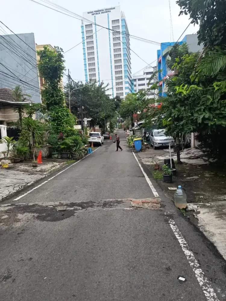 Satpam RT pejompongan dalam