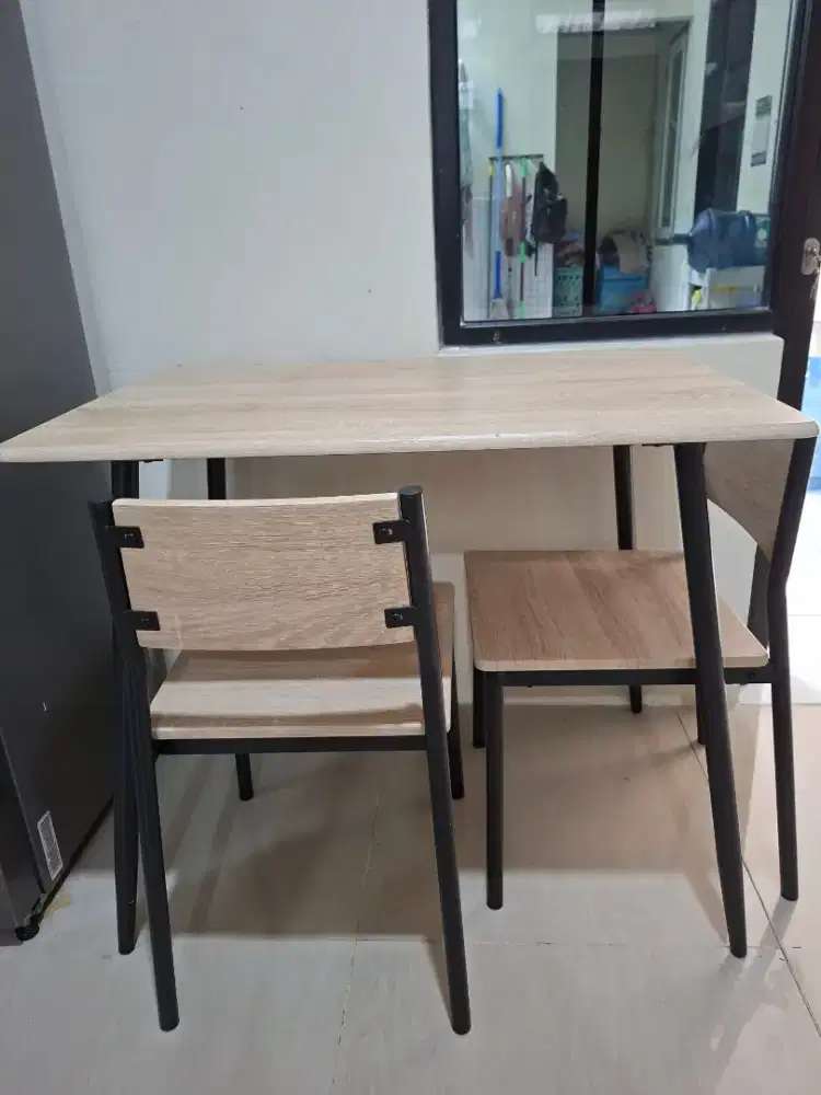 Meja makan minimalis 2 bangku masih bagus