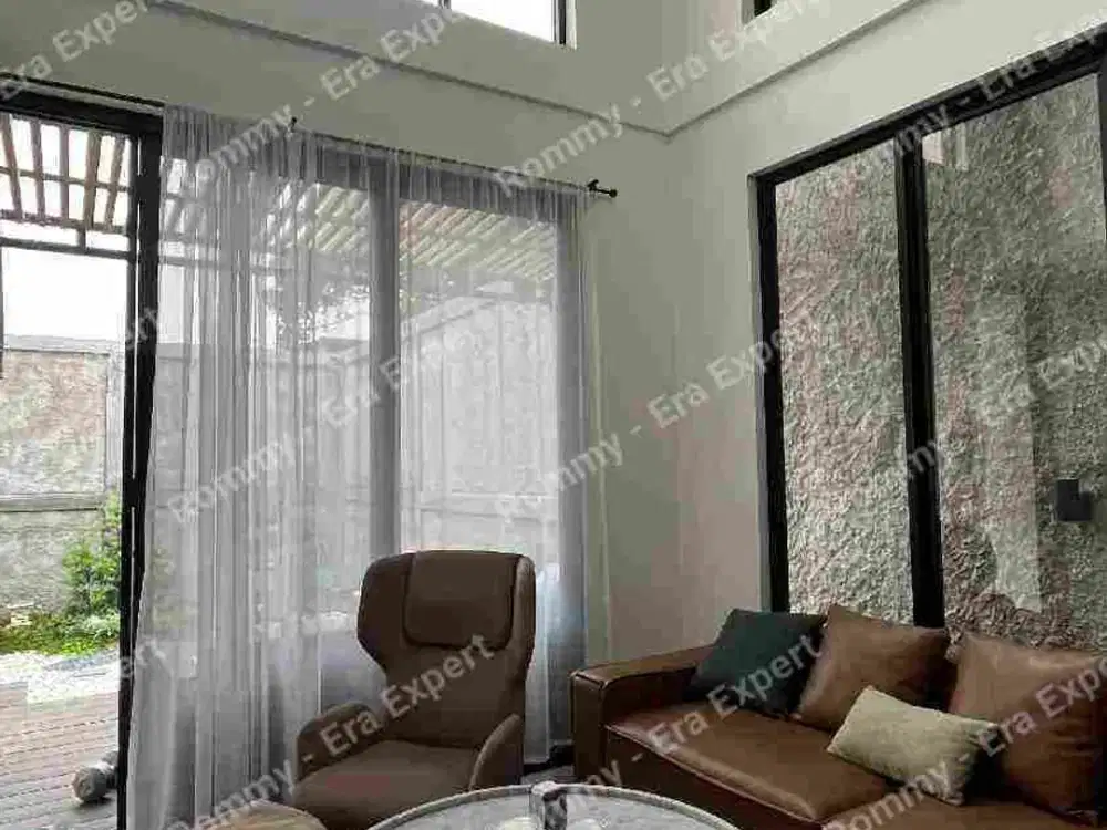 Dijual Rumah 2,5 Lantai Dekat Sports Center Harapan Baru Regency Lokasi Strategis dekat Pintu Tol dan Stasiun