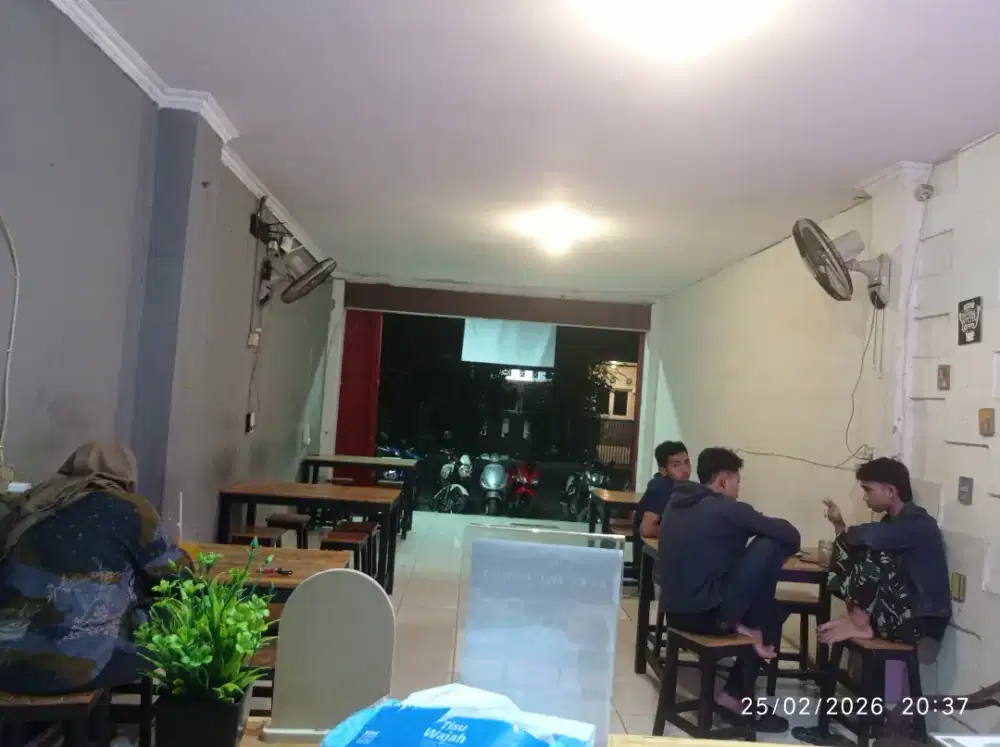 Penjaga Warkop Wanita