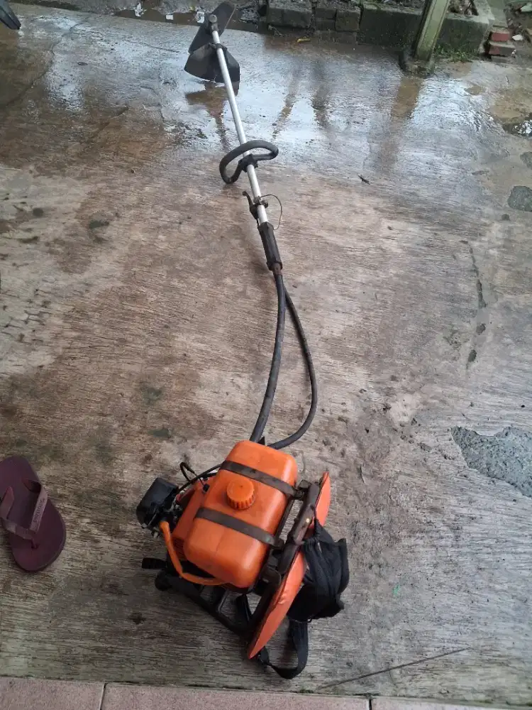 Mesin pemotong rumput joss