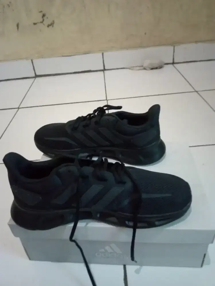 Menjual sepatu Adidas