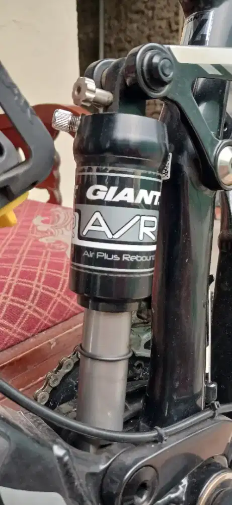 Dijual rearshock bekas giant trance