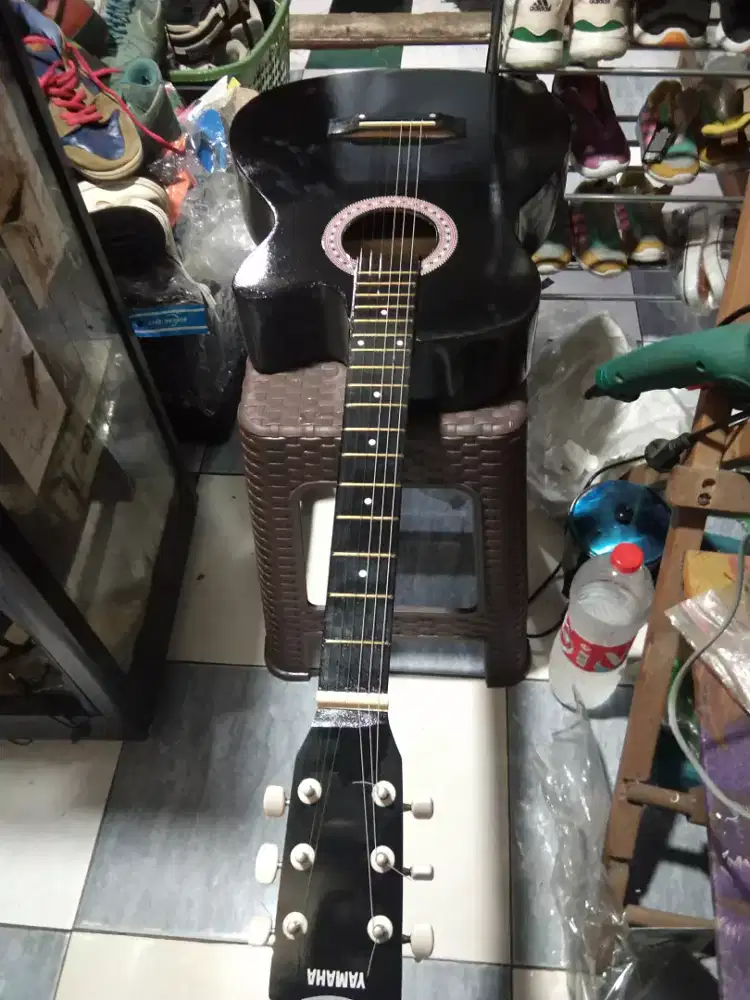 Gitar hitam akustik yamaha