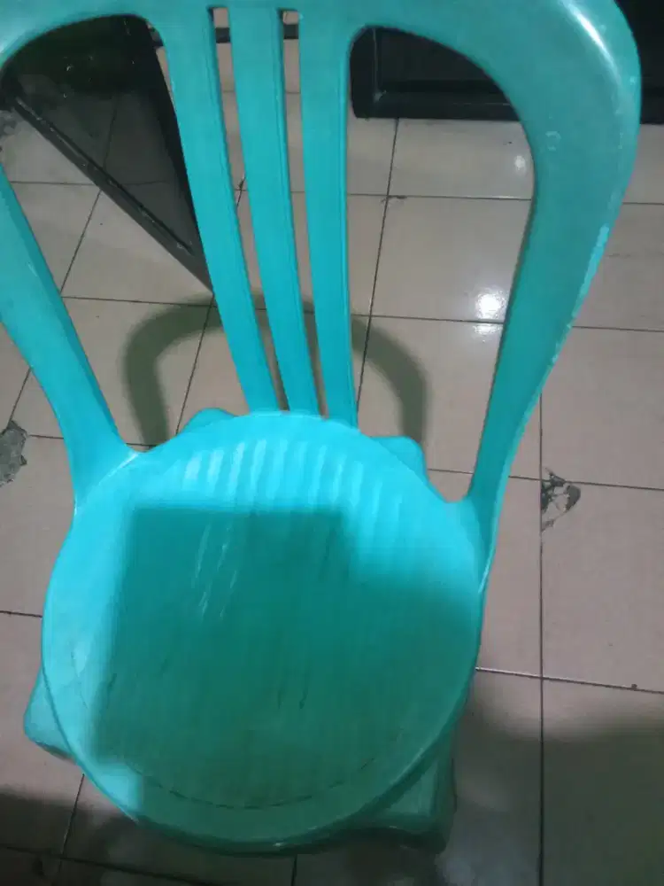 Kursi plastik hijau masih utuh