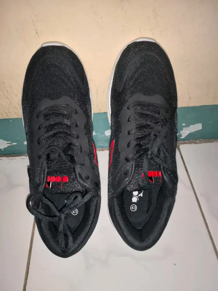 Sepatu Diadora Holea