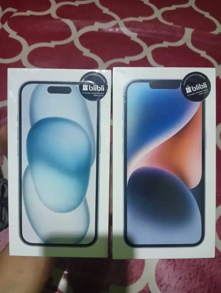 iPhone 15 dan iPhone 14 segel baru.