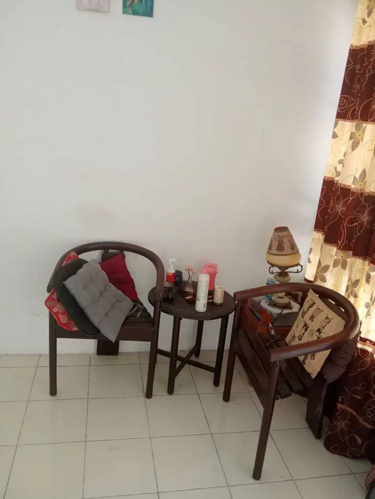 1 Set Meja dan 2 Kursi Tamu