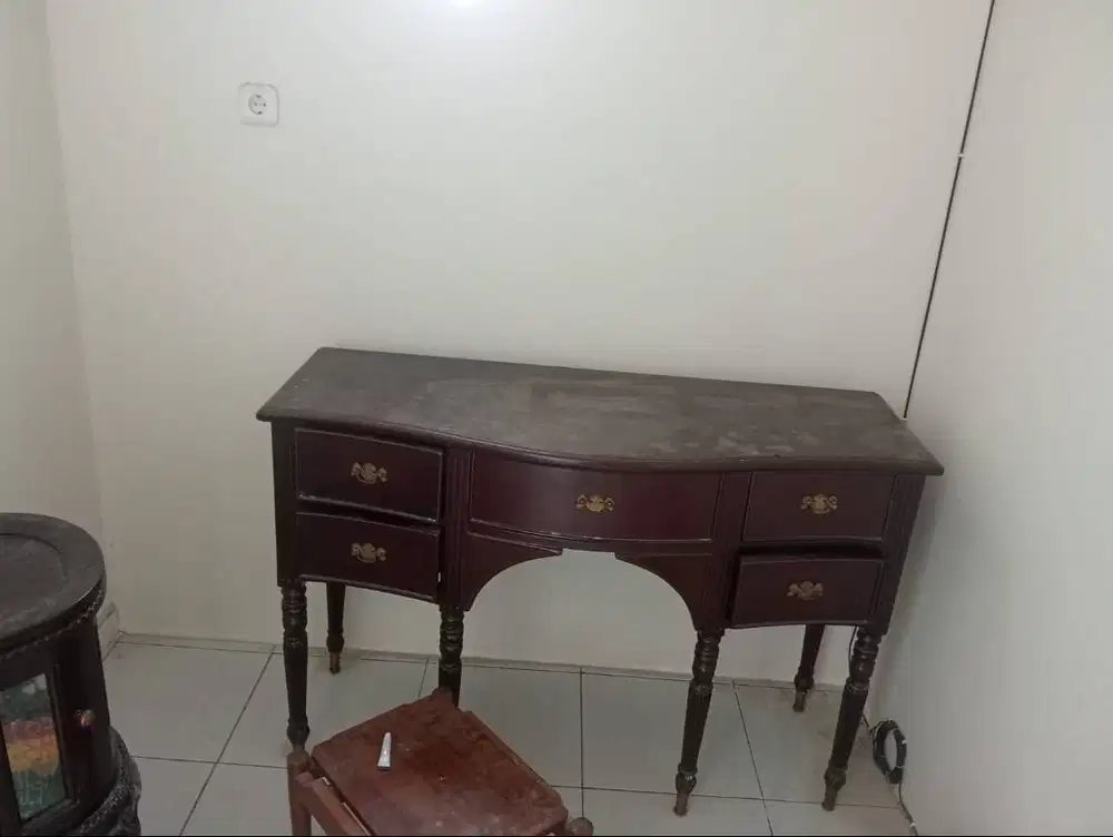 Meja TV yg lengkap dengan lacinya