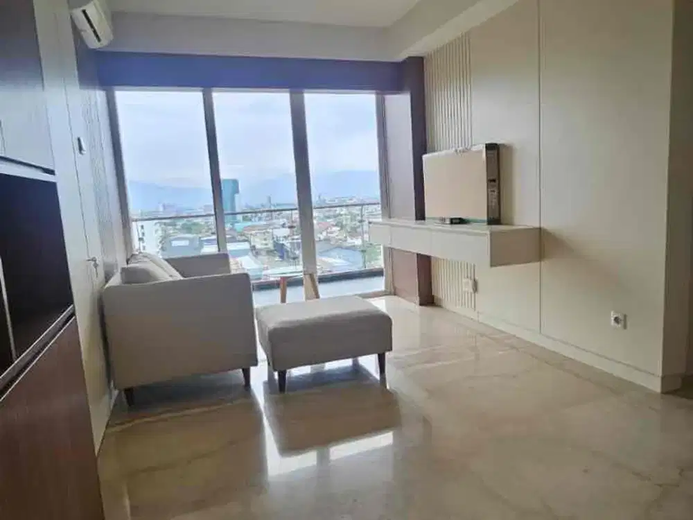 *Disewakan Apartemen Landmark* 
Lantai 12 
Tower A Baru di furnished 
Belum pernah dihuni 
KT 3
KM 2 
Full furnished all new
Listrik 6000 watt token
View paskal 23 
Ipl penyewa 
Termasuk Parkir 1 mobil 
Deposit 15 jt 
Harga sewa 150  jt / thn

M