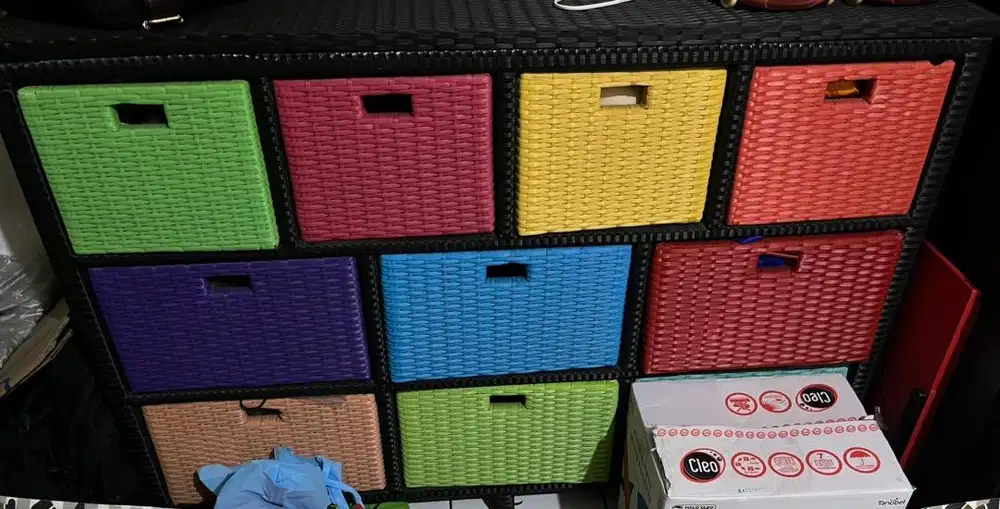 Lemari rotan warna warni
