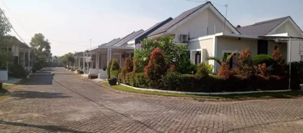 Disewakan Rumah Mewah posisi Hook, tempat parkir luas, taman Istimewa