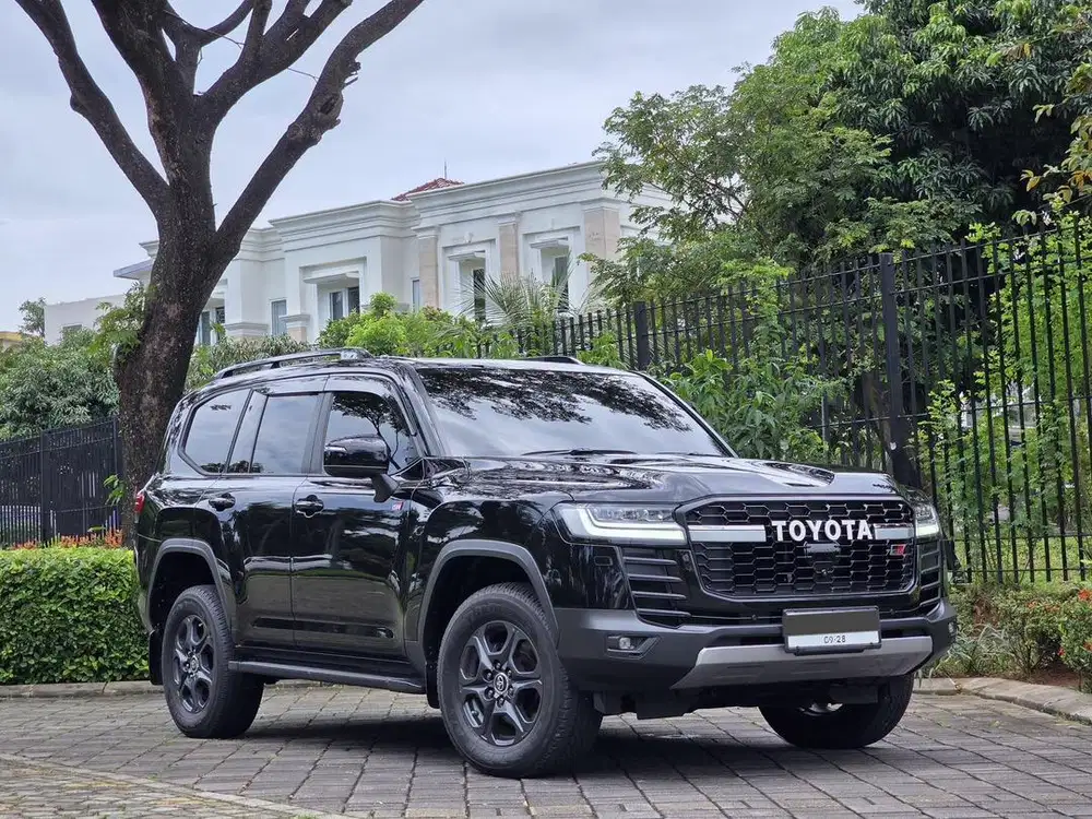 [11rb Km Asli] Toyota Land Cruiser 2023 GR Sport AT FREE GARANSI