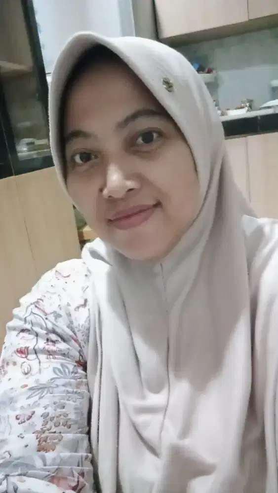 Saya sedang mencari pekerjaan sebagai suster lansia