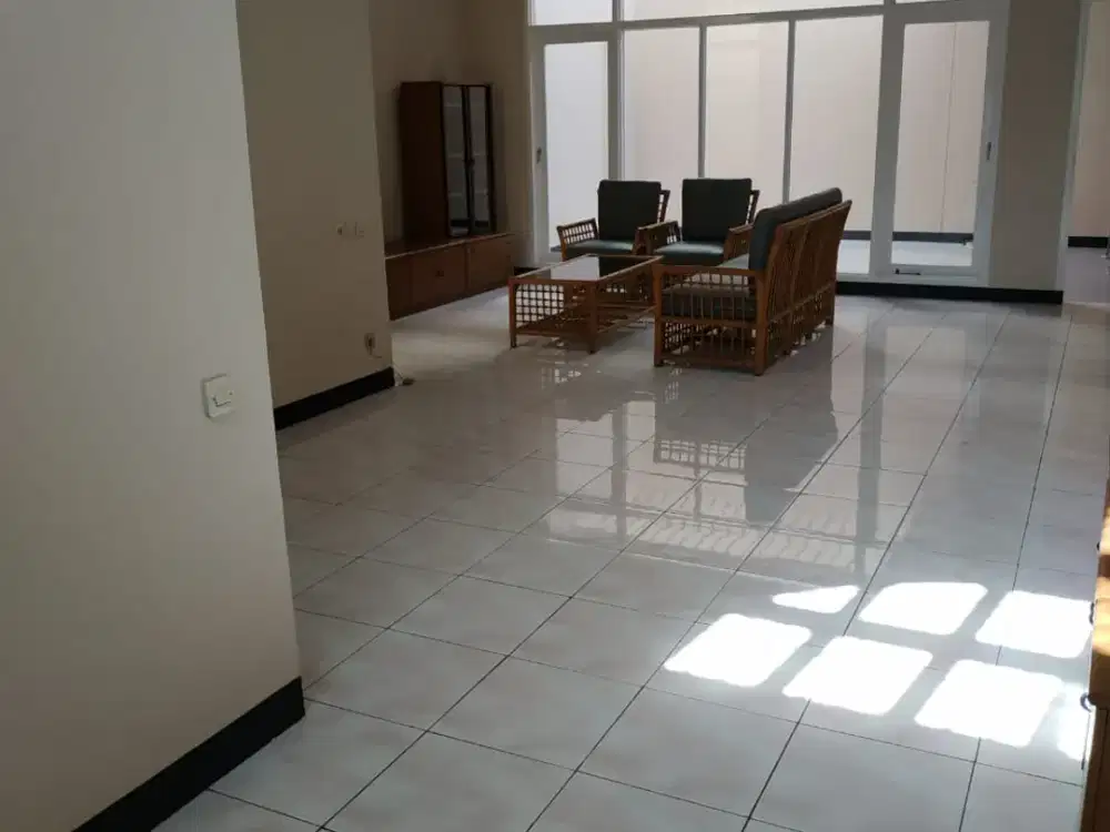 Dijual Rumah 2 Lantai Siap Huni Semi Furnish Terawat Lokasi Strategis di Mekar Wangi Bandung