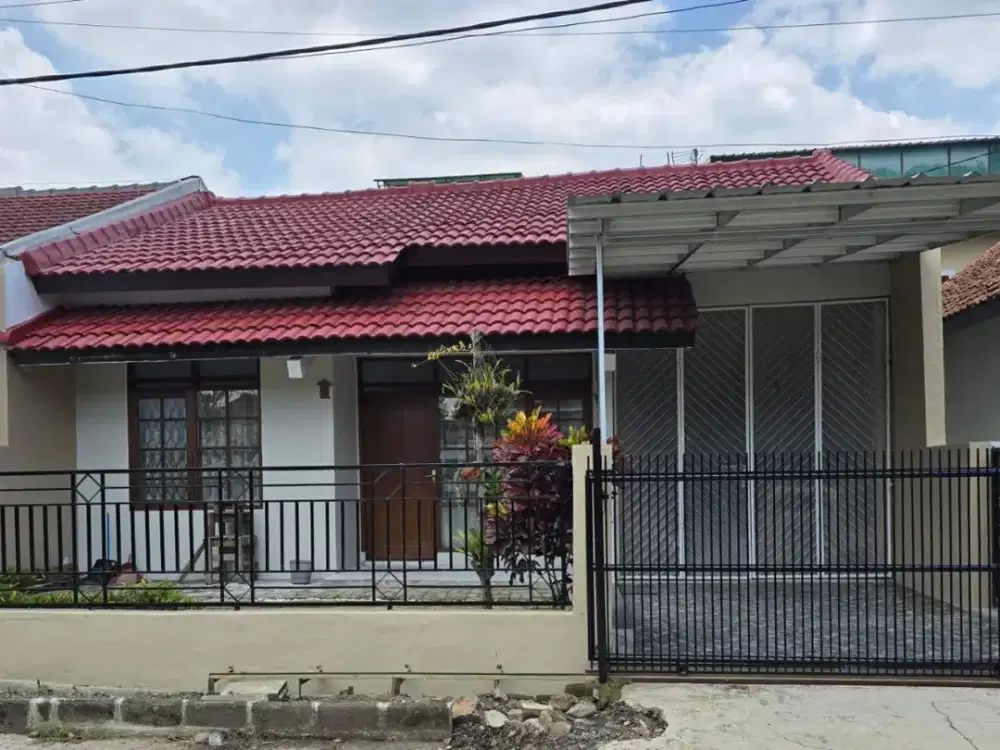 Dijual Rumah 2 Lantai Nyaman Siap Huni Lokasi Strategis di Taman Kopo Indah 2 Bandung