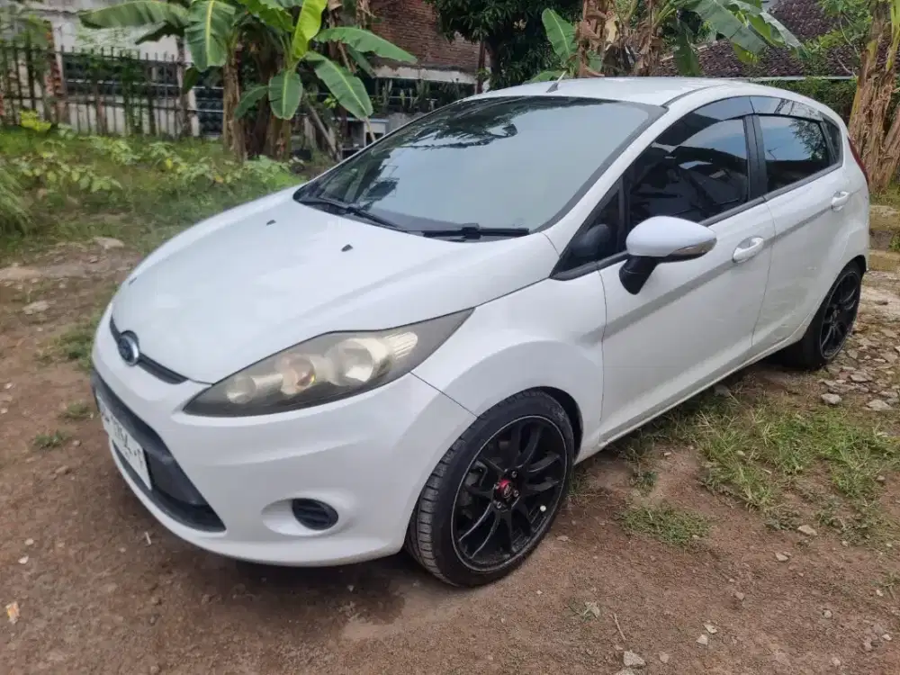 JUAL FORD FIESTA 1.4 TREND 2011 PUTIH