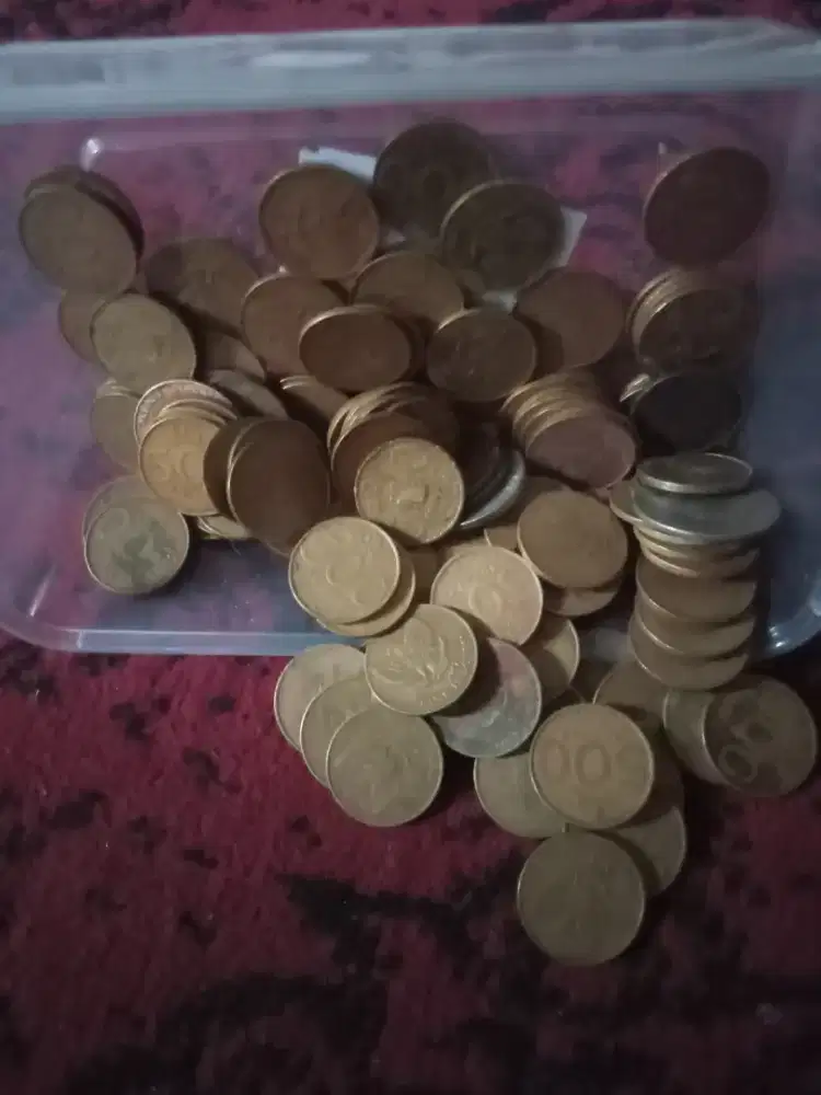 koin uang logam kuning