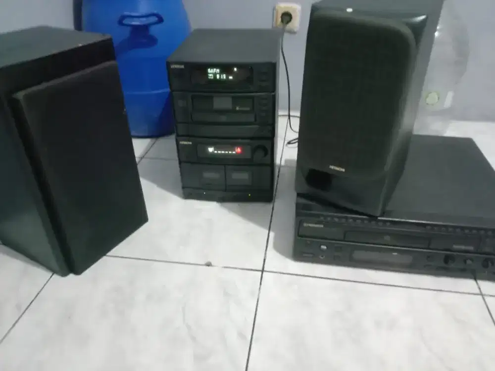 CD player, Radio FM AM, tape merk Hitachi