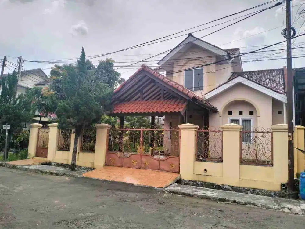 Jual harga miring.strategis rumah di hook, Bukit Cimanggu City.