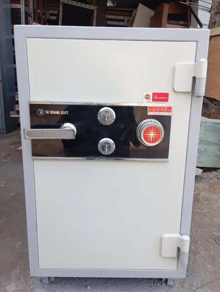 Brankas besi tahan api