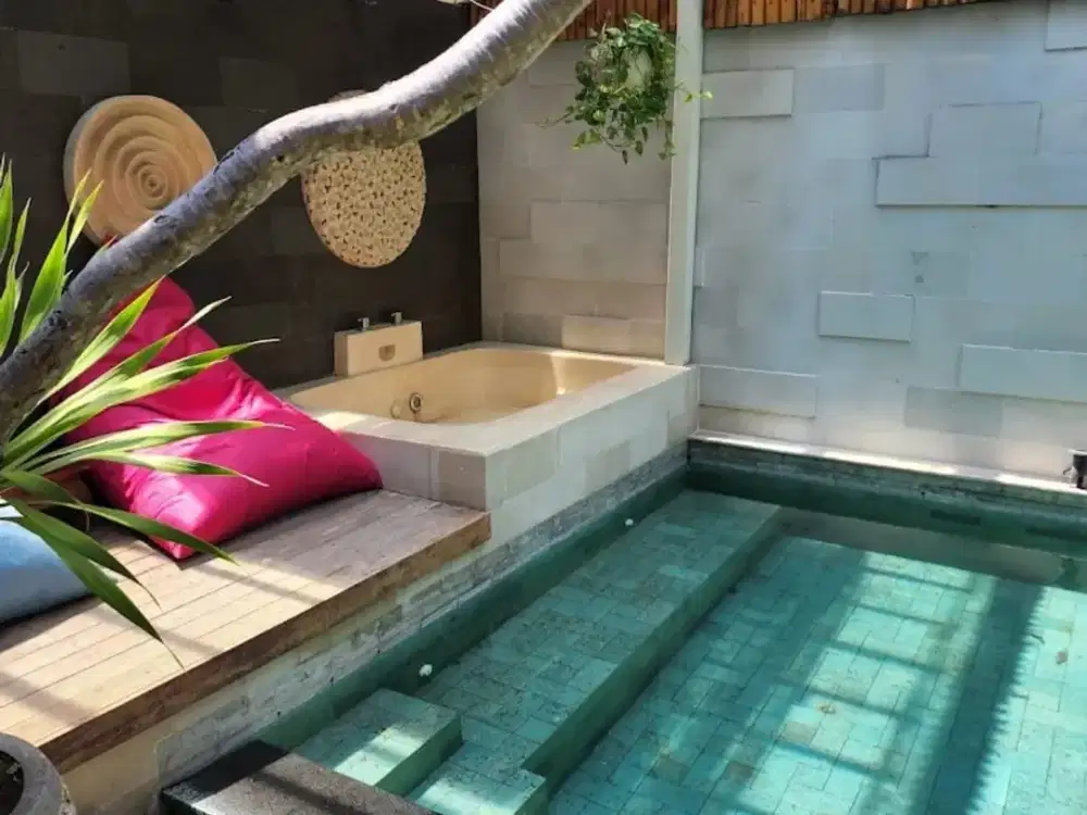 Dijual 2 Unit Twin Villa di Seminyak (Bisnis Sewa Masih Running). Harga Menarik