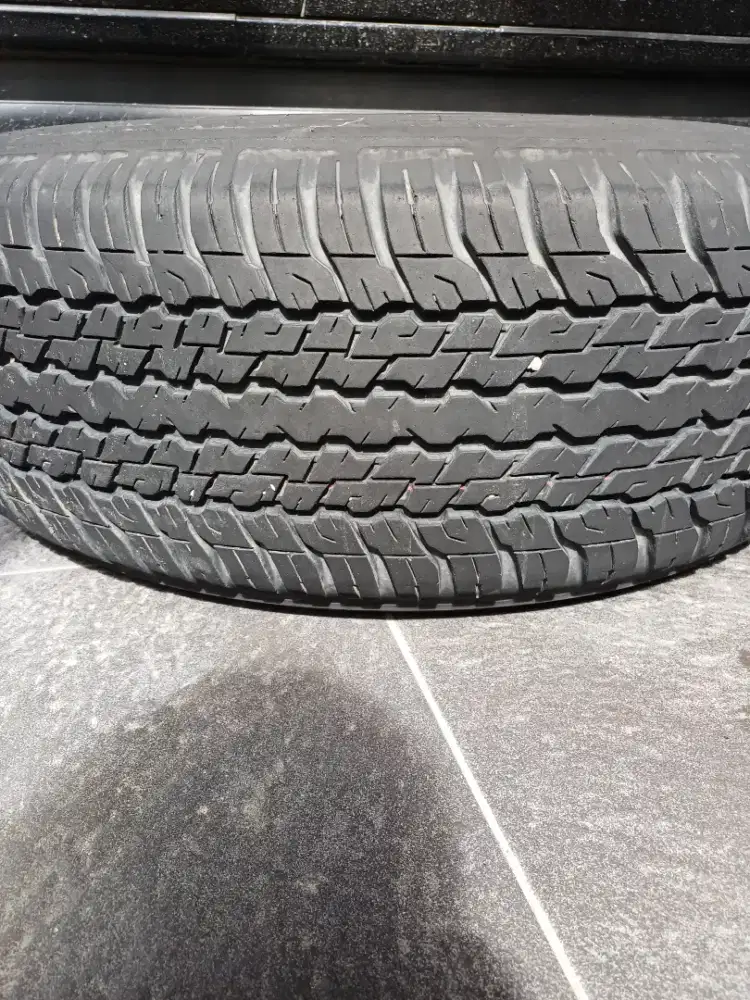 Ban luar 265/65R17 masih tebal