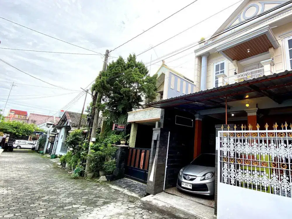 Rumah unik murah 2 lantai di area perumahan Solo Baru