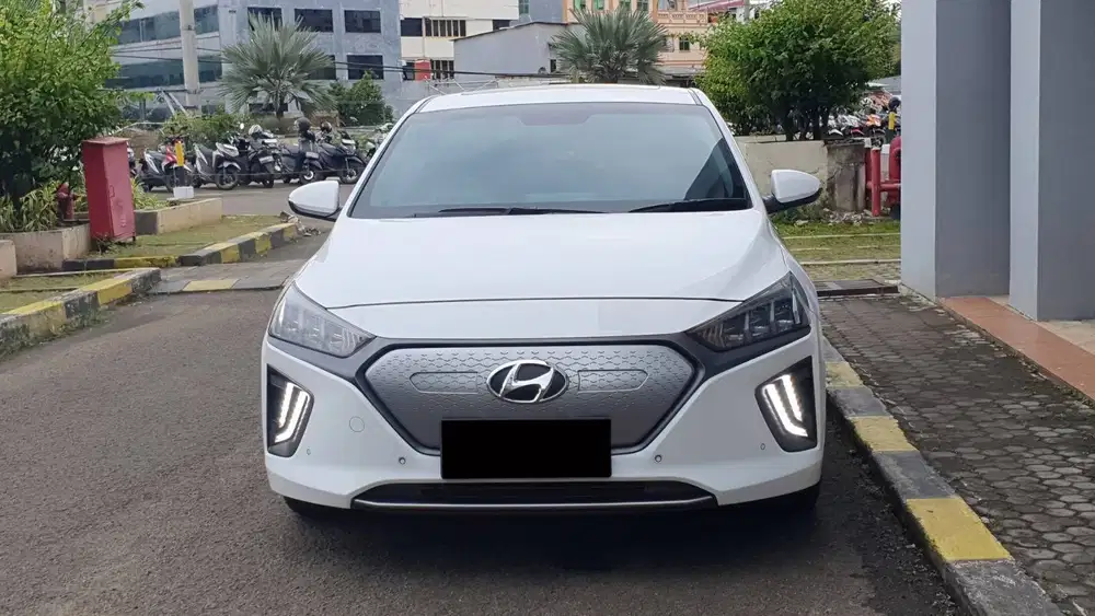 Hyundai Ioniq Electric EV Signature AT Putih 2022 Like New Record