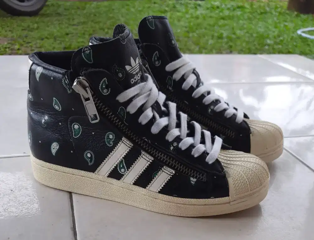 Sepatu Trhift Adidas