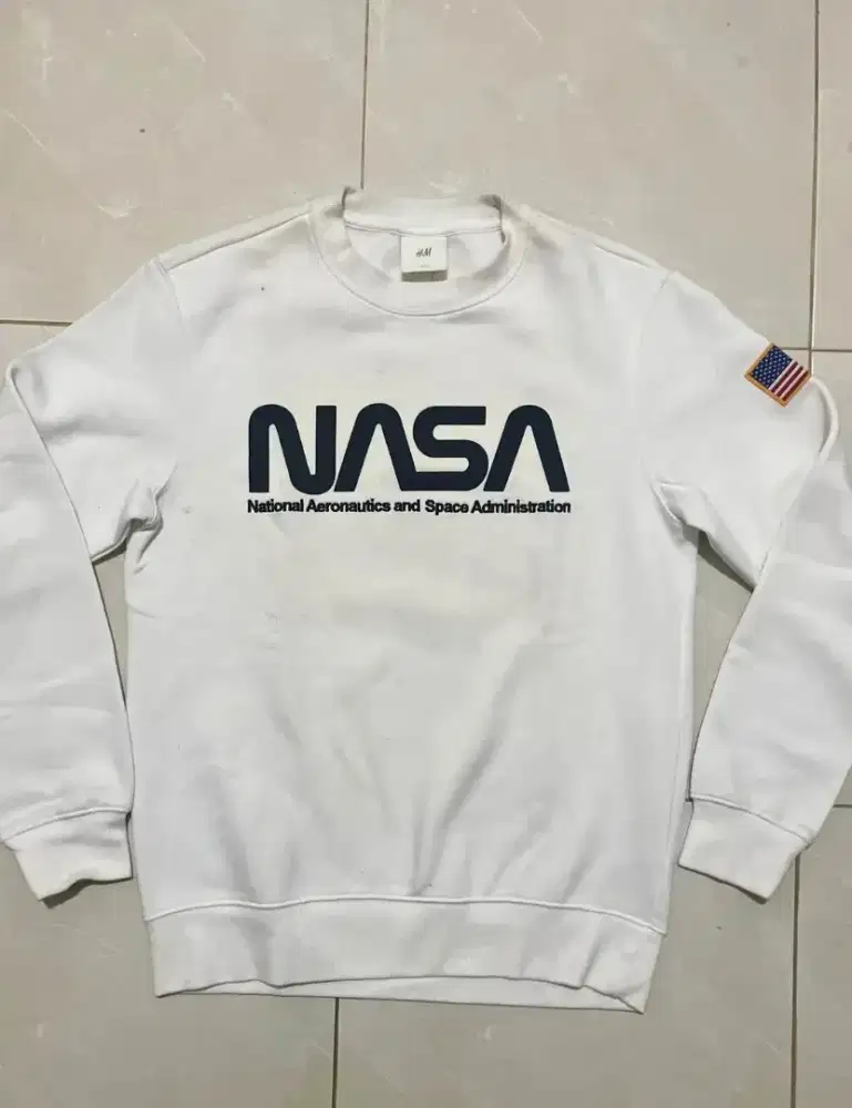 Sweater NASA Putih Bekas Masih Bagus - Gratis