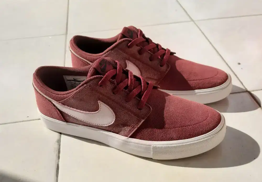 Sepatu Trhift Nike merah