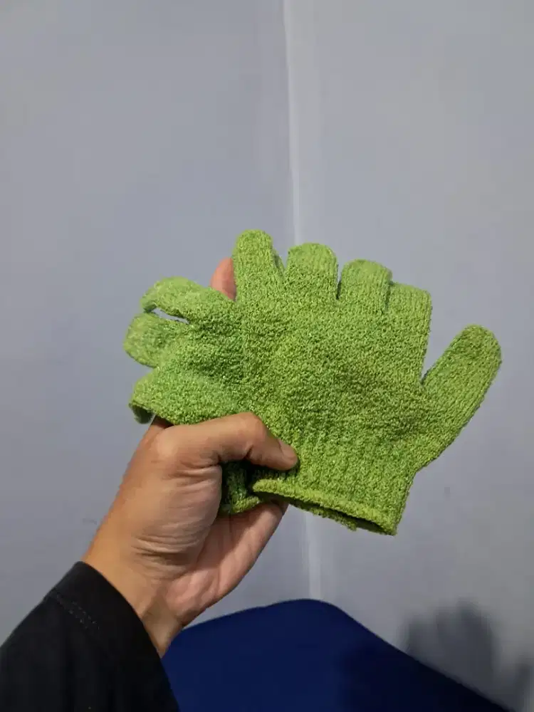 Sarung tangan mandi / exfoliating bath gloves (The Body Shop)