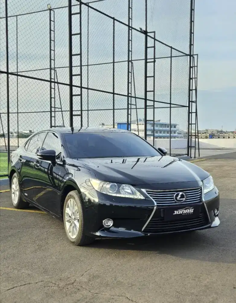 Lexus Es300h Black on Beige