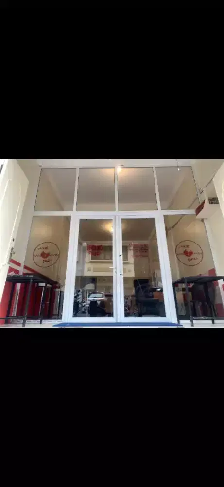 Sekat pintu kantor/kafe