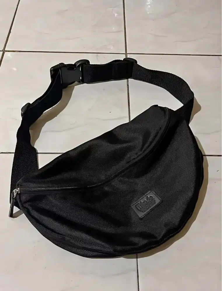 Waist bag hitam bekas masih bagus - Gratis