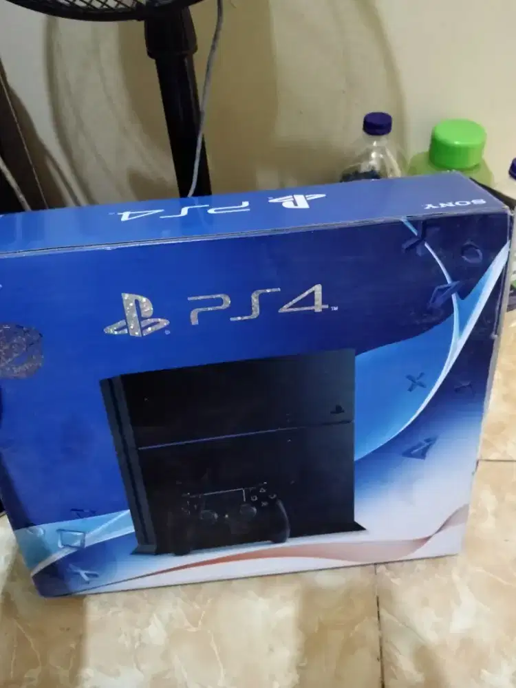 Di jual PS 4 masih baru di pake cuman seminggu