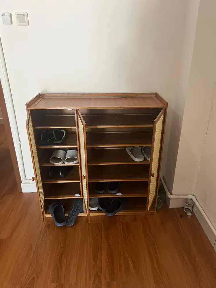 Lemari sepatu sendal