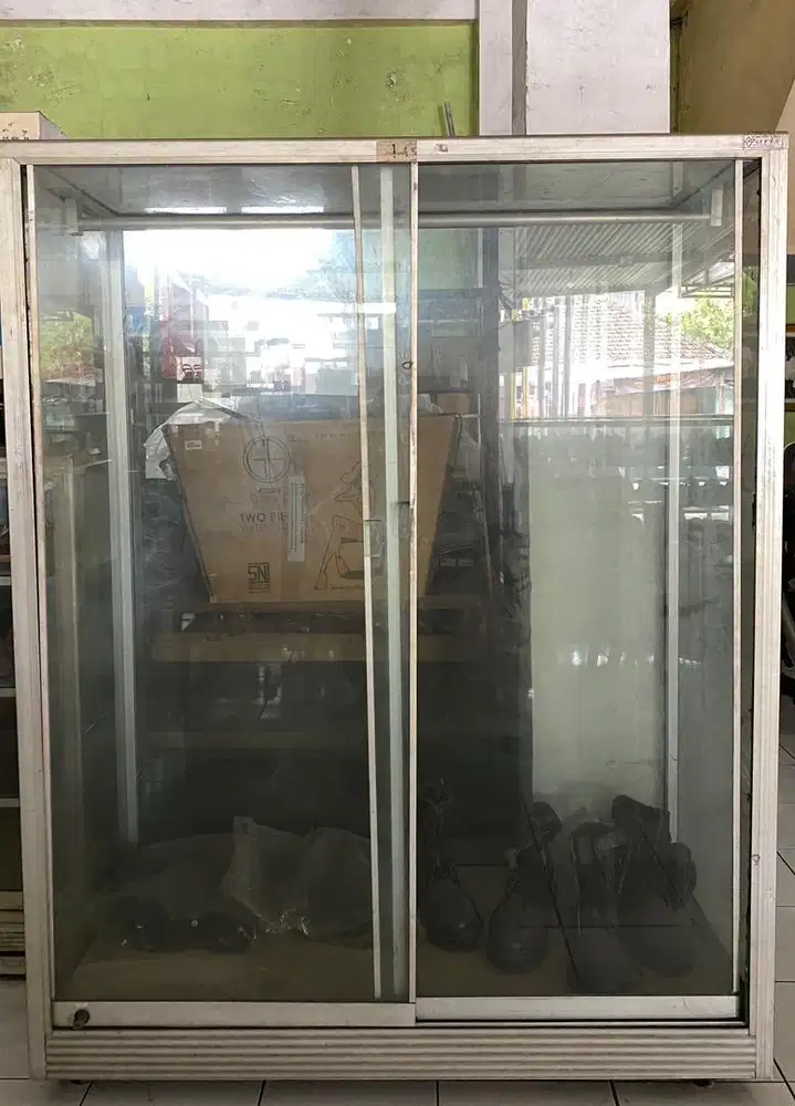 Lemari kaca aluminium