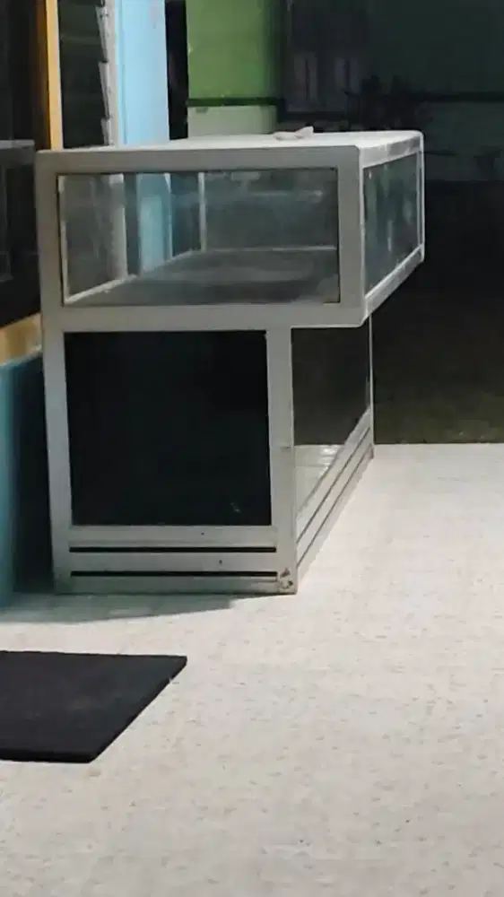 Etalase multi fungsi