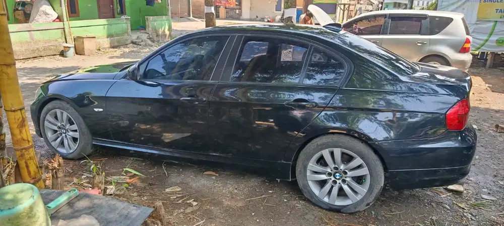 BMW 320i 2010 Bensin