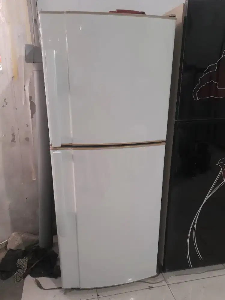 Kulkas 2 Pintu SHARP . Second . Orisinil