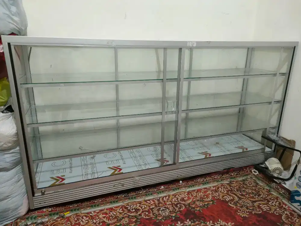 Etalase almunium kaca 4 susun / lemari kaca