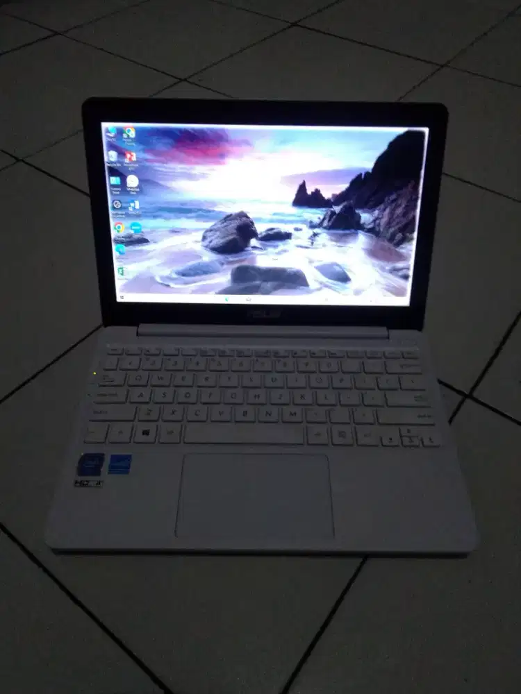 Asus E203Mah putih mulus