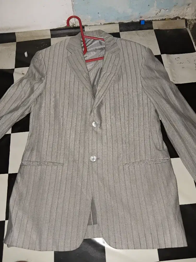 dijual jas pria,size L,masih bagus bgt,gapernah dipake,lokasi cwng